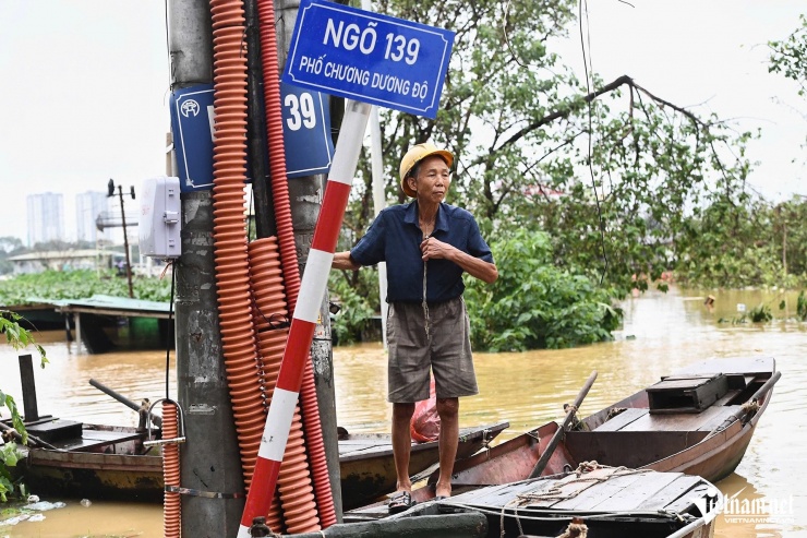 Nước sông Hồng mấp mé đường Chương Dương Độ, người dân khẩn trương di dời - 2