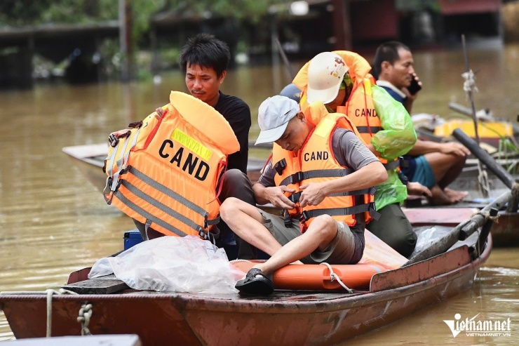 Nước sông Hồng mấp mé đường Chương Dương Độ, người dân khẩn trương di dời - 5