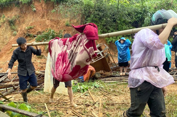 Một nạn nhân tử vong tại xã Yên Lạc được đưa khỏi điểm sạt lở. Ảnh: A.C