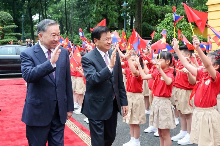 Tổng Bí thư, Chủ tịch nước Tô Lâm và Tổng Bí thư, Chủ tịch nước Lào Thongloun Sisoulith với thiếu nhi Thủ đô Hà Nội. Ảnh: TTXVN