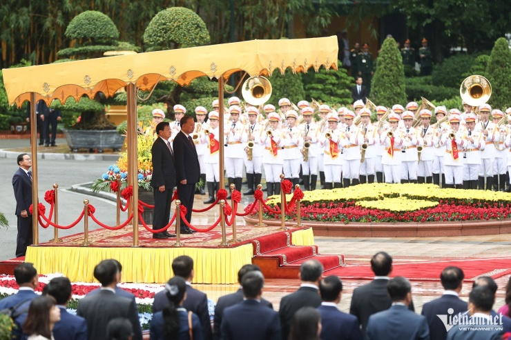 Tổng Bí thư, Chủ tịch nước Tô Lâm và Tổng Bí thư, Chủ tịch nước Lào Thongloun Sisoulith tại lễ đón.