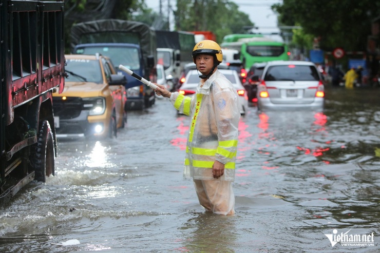 Lực lượng CSGT phân luồng trong tình trạng đường ngập úng. Ảnh: Đình Hiếu