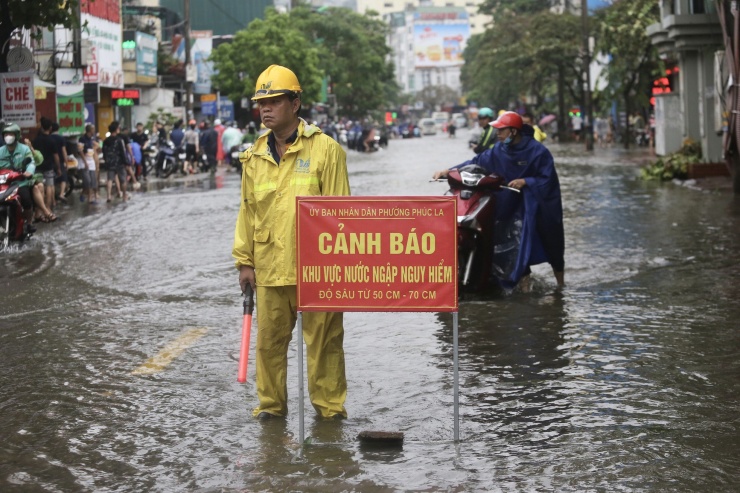 Nước sông Nhuệ tràn bờ, nhiều khu vực tại quận Hà Đông ngập sâu - 1