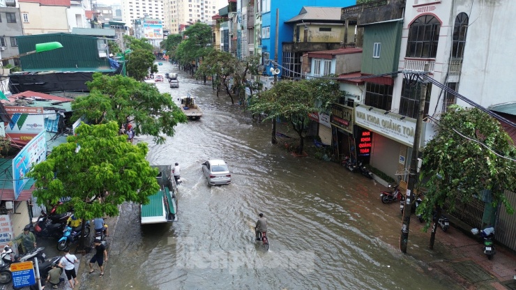 Nước sông Nhuệ tràn bờ, nhiều khu vực tại quận Hà Đông ngập sâu - 4