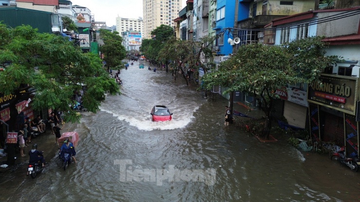 Nước sông Nhuệ tràn bờ, nhiều khu vực tại quận Hà Đông ngập sâu - 5