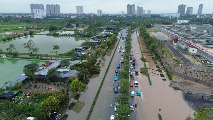 Nước sông Nhuệ tràn bờ, nhiều khu vực tại quận Hà Đông ngập sâu - 7