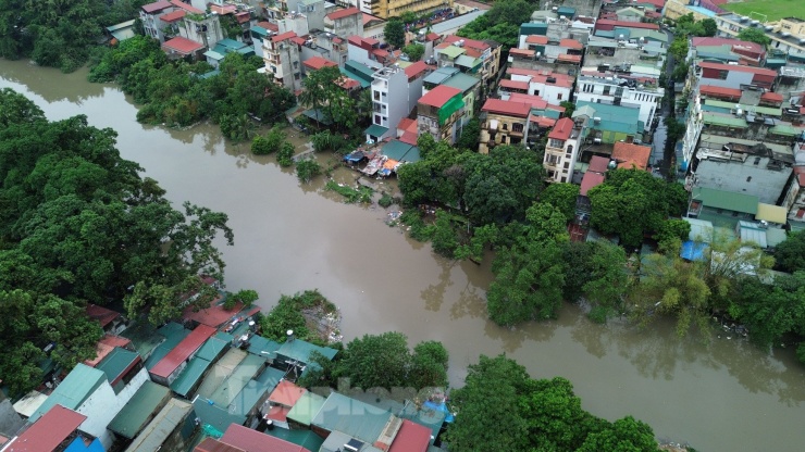 Nước sông Nhuệ tràn bờ, nhiều khu vực tại quận Hà Đông ngập sâu - 6