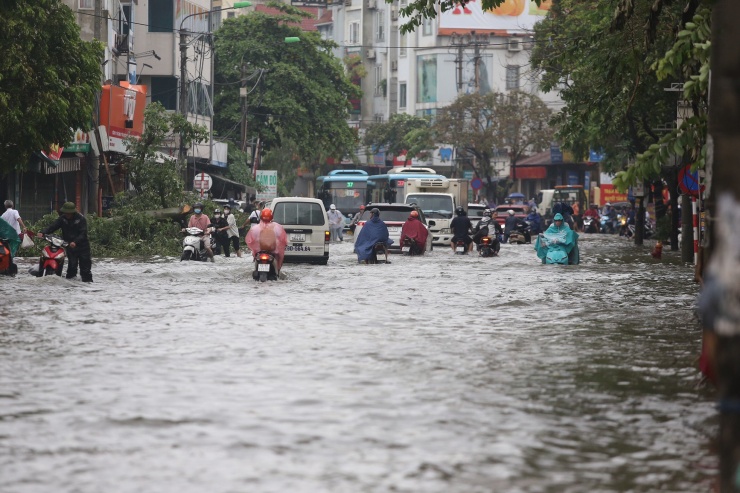 Nước sông Nhuệ tràn bờ, nhiều khu vực tại quận Hà Đông ngập sâu - 9