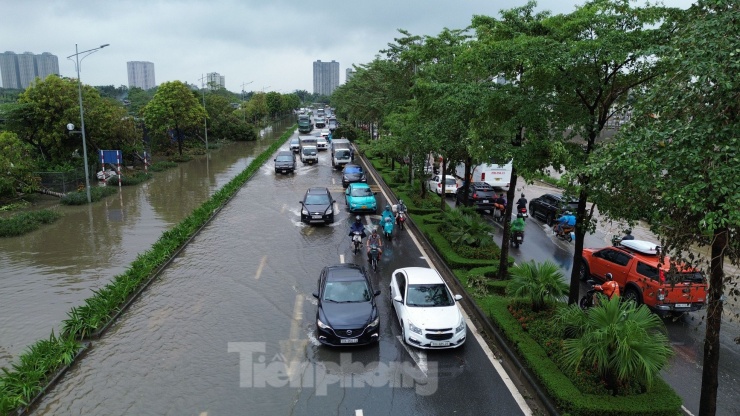 Nước sông Nhuệ tràn bờ, nhiều khu vực tại quận Hà Đông ngập sâu - 8