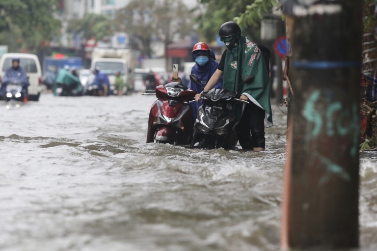 Nước sông Nhuệ tràn bờ, nhiều khu vực tại quận Hà Đông ngập sâu - 12