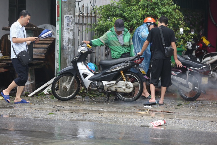 Nước sông Nhuệ tràn bờ, nhiều khu vực tại quận Hà Đông ngập sâu - 13