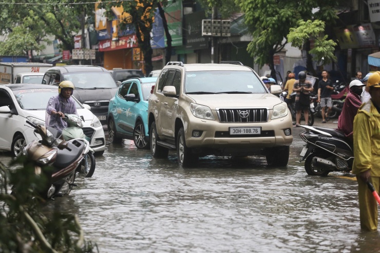 Nước sông Nhuệ tràn bờ, nhiều khu vực tại quận Hà Đông ngập sâu - 17