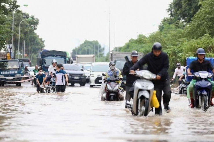 Khu An Khánh nhiều đoạn nước ngập sâu. Ảnh: Đinh Huy.