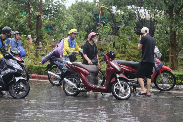 Đường và hồ 'hòa làm một', người dân run run bì bõm lội qua - 11