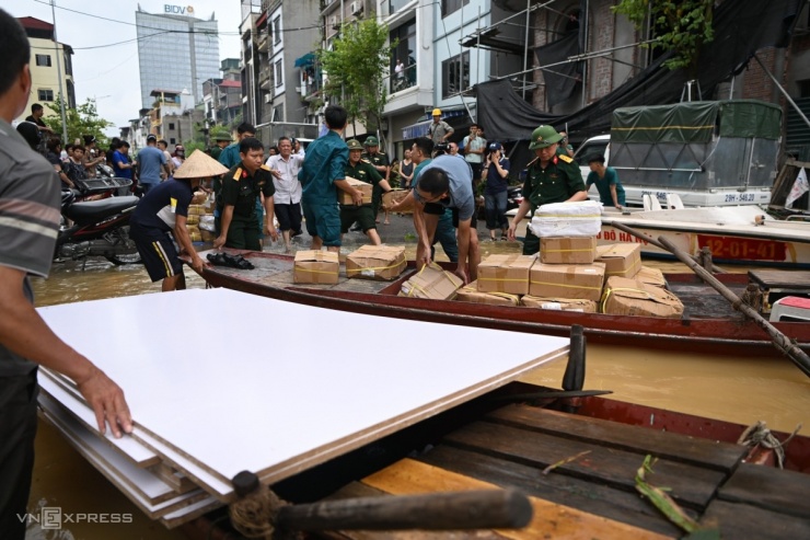 Quân đội, công an có mặt tại bến hỗ trợ người dân vận chuyển tài sản lên bờ.