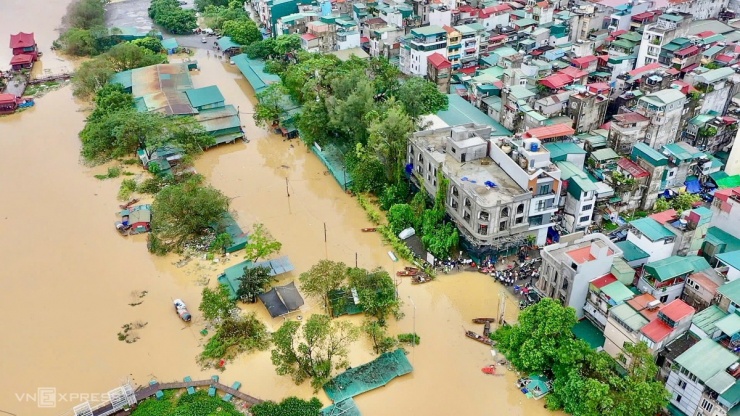 Khu vực từ ngõ 114 Hàm Tử Quan đến bến Chương Dương Độ, quận Hoàn Kiếm, nước sông dâng cao đã nhấn chìm bãi xe và sân chơi vườn rừng. 46 hộ dân tại đây chủ động di dời đến nơi an toàn. Hiện chính quyền đã đặt barie cấm người vào bến.