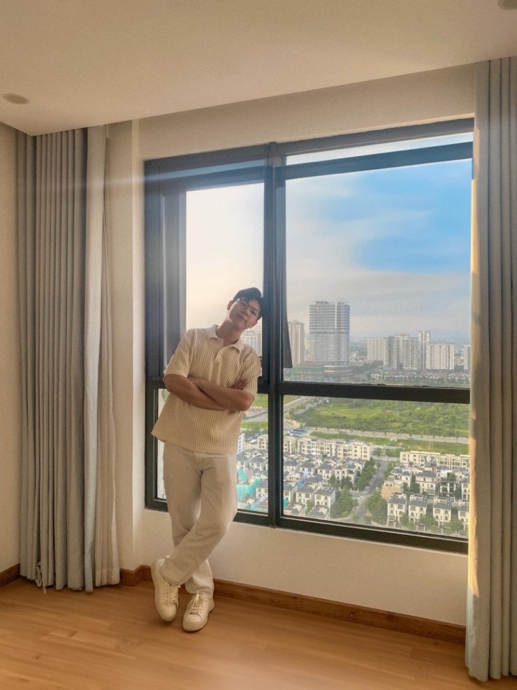 Sau đó, cặp đôi còn khoe view từ căn hộ của mình, trông rất thoáng đãng. 2 BTV rất tự hào và hài lòng với tổ ấm mới: 