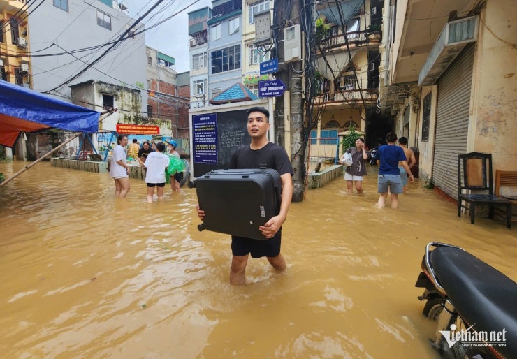 Bà Phạm Thu Thủy - người dân nơi đây cho biết, kể từ năm 2002 đến nay, mới chứng kiến cảnh nước lũ sông Hồng tràn vào trong xóm.