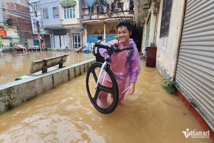 Nước dâng vào ngõ sâu đến nửa mét, khiến người dân phải hối hả thu dọn đồ đạc đi gửi ở nơi khác.