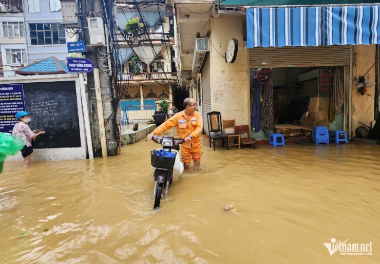 Nhân viên ngành điện lực của quận Hoàn Kiếm đi từng ngõ, ngách kiểm tra an toàn điện lưới trước khi quyết định cắt điện.