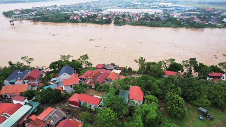 Do lũ trên sông Hồng dâng cao, dòng chảy xiết vượt quá sức chịu đựng của các đốt phà nên chưa thể tiến hành lắp đặt cầu phao. Ảnh: Đức Hoàng