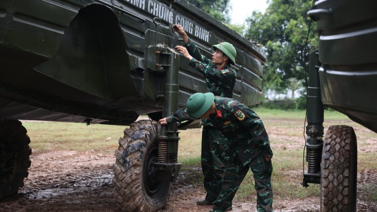 Cán bộ, chiến sĩ kiểm tra các phương tiện, thiết bị sẵn sàng đợi lệnh lắp đặt cầu phao. Ảnh: Đức Hoàng