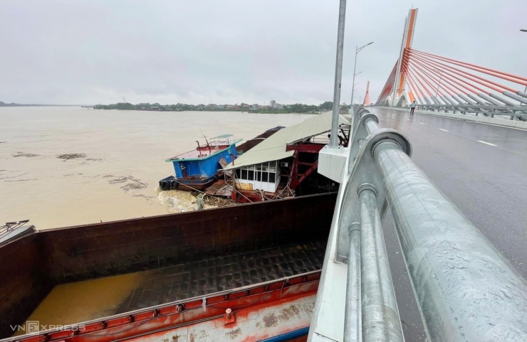 Từ trên cầu có thể thấy rõ một phần sà lan chui vào gầm, đầu chạm mép bêtông thành cầu.