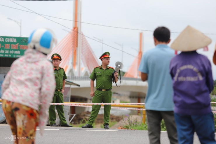 Công an điều tiết giao thông. Hiện cơ quan chức năng vẫn cấm qua cầu, lãnh đạo hai tỉnh Phú Thọ và Vĩnh Phúc thống nhất để lực lượng chức năng tỉnh Vĩnh Phúc kiểm định lại cầu trước khi đề xuất phương án cho lưu thông trở lại.