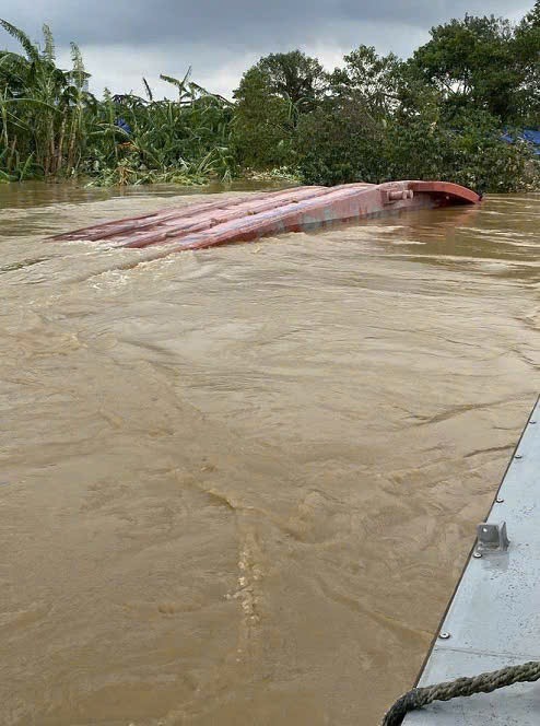 Hà Nội báo động lũ sông Hồng và Nhuệ, vỡ bờ bao ở Sóc Sơn - 14