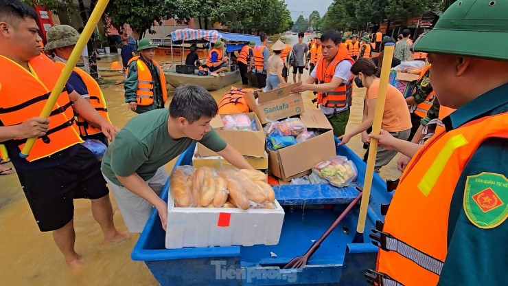 Người dân Thái Nguyên và từ các địa phương quyên góp, ủng hộ nhiều phương tiện, lương thực thực phẩm hỗ trợ người dân bị ảnh hưởng lũ lụt. Ảnh: Hoàng Mạnh Thắng - Trường Phong.