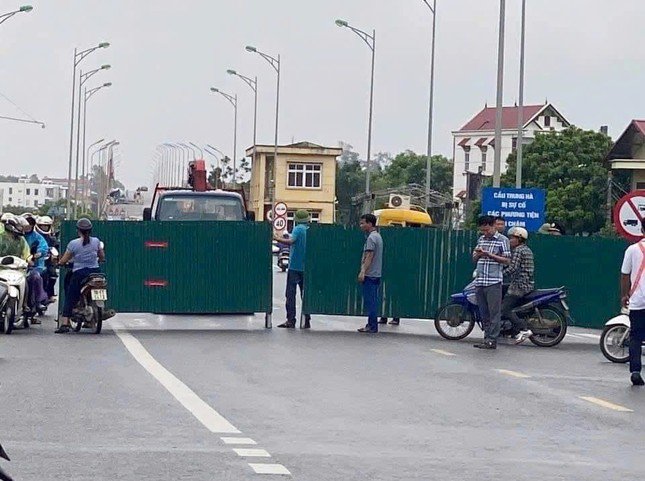 Lực lượng chức năng trong đó có Sở GTVT Hà Nội thực hiện đóng cầu Trung Hà vào chiều tối nay.