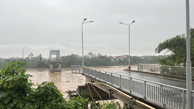 Tuy nhiên, nước lũ dâng cao, nước chảy xiết nên chưa thể thực hiện công tác cứu nạn