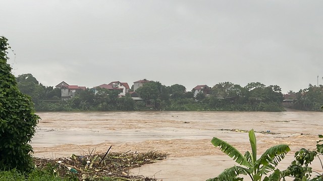 Nước cuồn cuộn, dâng cao