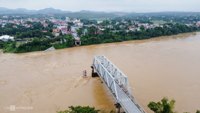 Sập cầu Phong Châu, Phú Thọ làm rớt 10 ôtô, 2 xe máy và 13 người mất tích. Ảnh: Phạm Chiểu