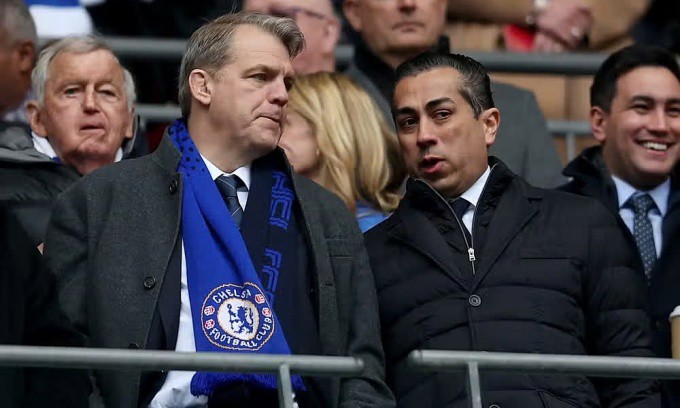 Tỷ phú Todd Boehly (trái) và Behdad Eghbali trên sân Stamford Bridge. Ảnh: CFC