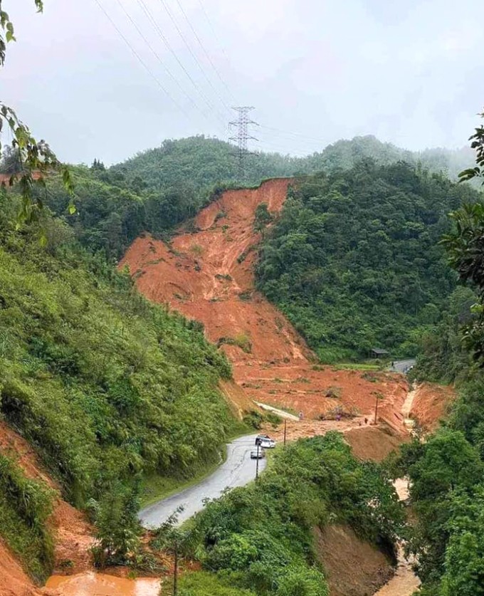 Một phần quả đồi ở xã Ca Thành sạt lở vùi lấp, cuốn trôi ba ôtô và nhiều xe máy. Ảnh: Cao Bằng