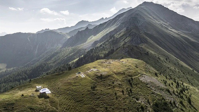 Hiện trường khai quật doanh trại bí mật của người La Mã trên dãy Alps - Ảnh: Andrea Badrutt