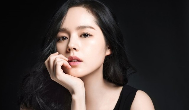 Han Ga In nhấn mạnh tầm quan trọng của việc đi ngủ sớm. Đây là liệu pháp trẻ hóa da "0 đồng" và rất tốt cho sức khỏe. Ngủ sớm, ngủ đủ giấc giúp tăng sinh collagen, duy trì độ đàn hồi và săn chắc cho da.