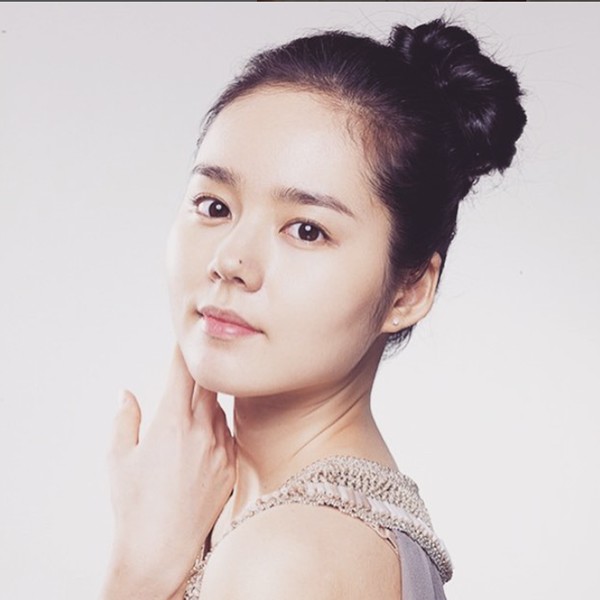 Cuối cùng, Han Ga In từng chia sẻ, bí quyết làm đẹp da của mình rất đơn giản. Cô luôn chăm chỉ dưỡng ẩm và dưỡng trắng cho làn da. Để tránh tác động xấu của ánh mặt trời, Han Ga In thường dùng kem chống nắng và bổ sung độ ẩm cho da bằng cách uống nhiều nước mỗi ngày. Ngoài ra, cô luôn nằm ngủ gối thấp để tránh gây ra những nếp nhăn xấu xí ở vùng cổ.