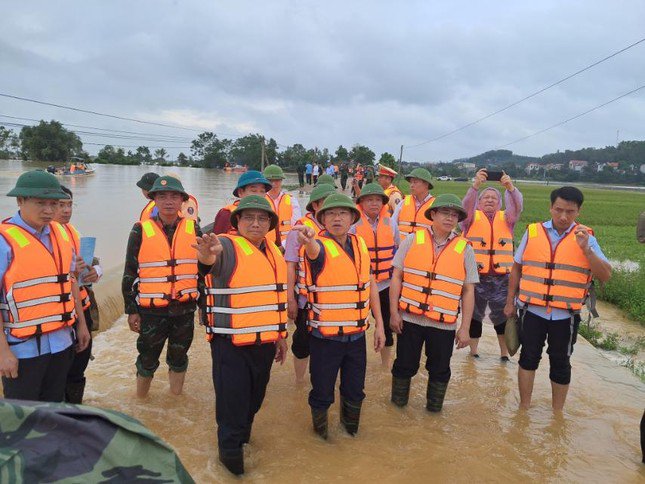 Thủ tướng kiểm tra công tác phòng, chống mưa lũ tại Bắc Giang. Ảnh: Nhật Bắc.