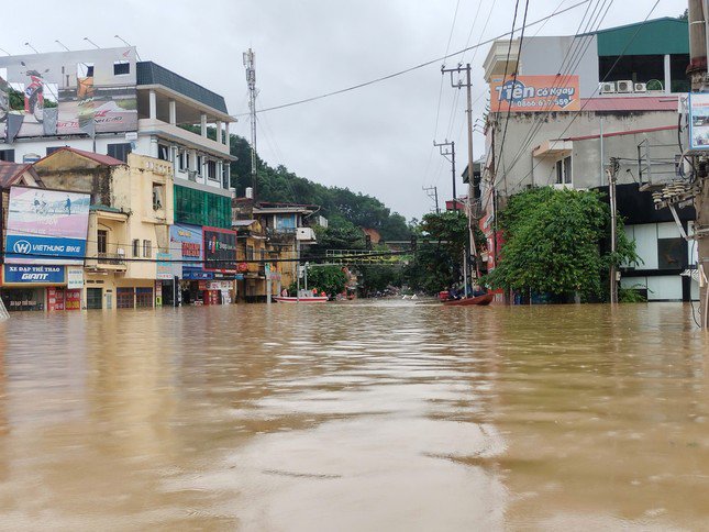 Hơn 50 diện tích thành phố Yên Bái chìm trong biển nước.