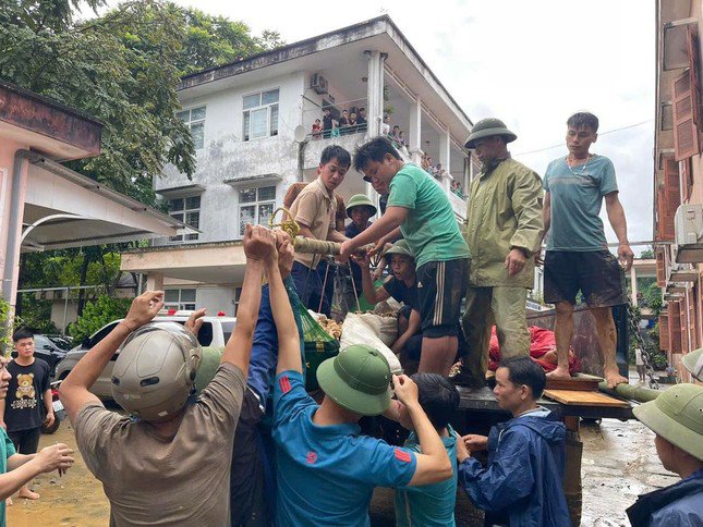 Lực lượng cứu hộ đưa thi thể các nạn nhân được tìm thấy do lũ quét ra khỏi hiện trường.