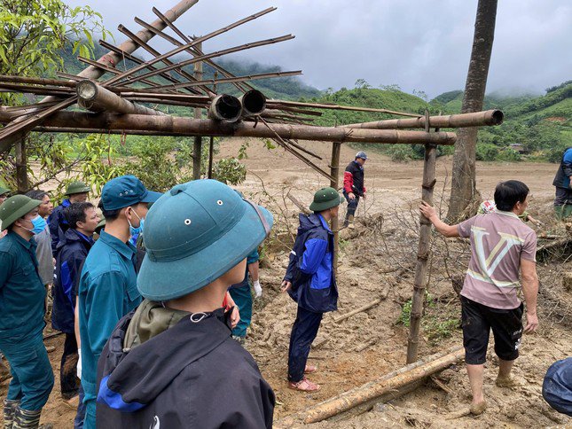 Lực lượng cứu hộ - cứu nạn đang khẩn trương tìm kiếm người bị chết, mất tích.