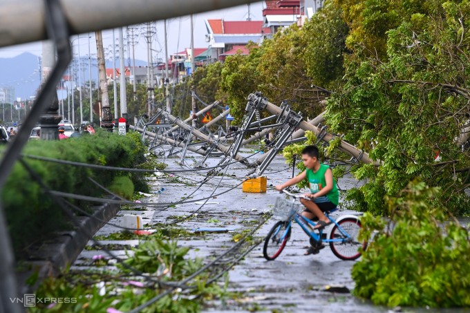 Đường phố tan hoang sau bão Yagi tại Cẩm Phả, Quảng Ninh, sáng 8/9. Ảnh: Giang Huy