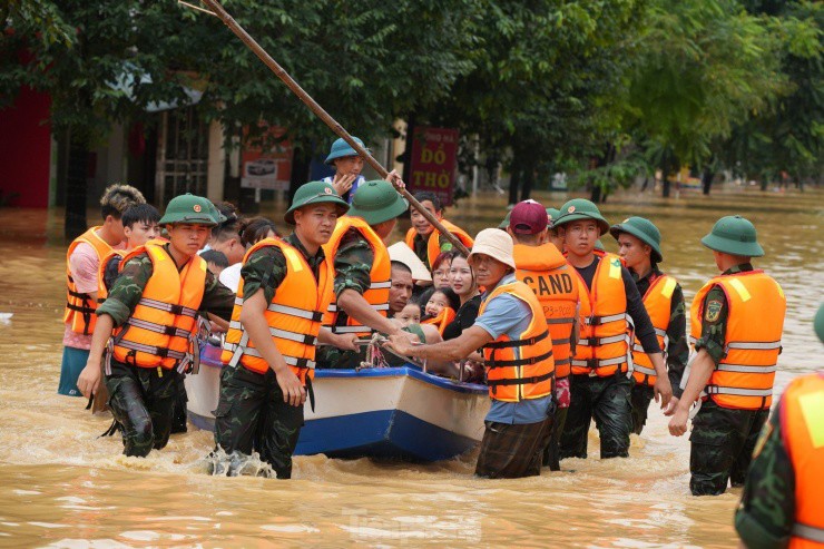 Hình ảnh xúc động trong cơn &#39;đại hồng thủy&#39; chưa từng có ở Thái Nguyên - 18