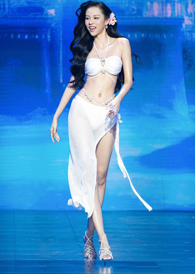 Thí sinh Miss Universe Vietnam trình diễn bikini trong tập 5.