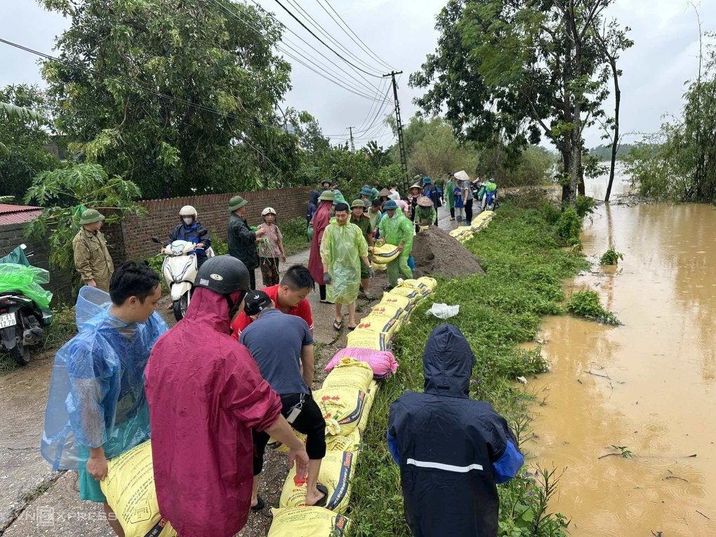 Hà Nội báo động lũ sông Hồng và Nhuệ, vỡ bờ bao ở Sóc Sơn - 9