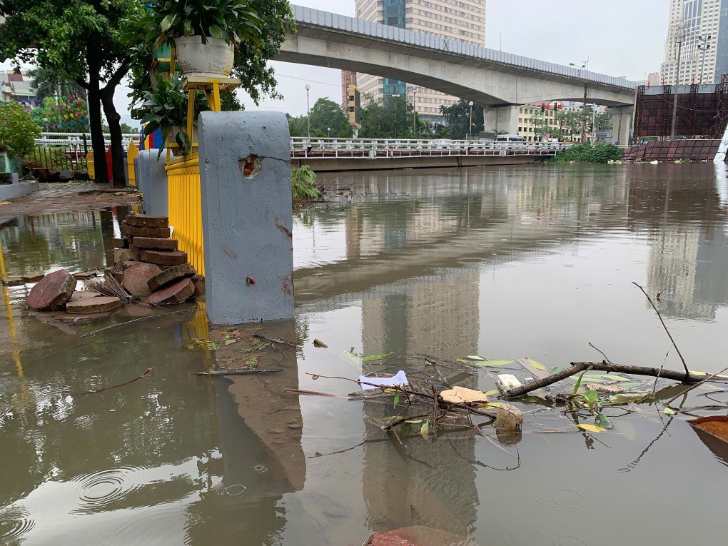 Hà Nội báo động lũ sông Hồng và Nhuệ, vỡ bờ bao ở Sóc Sơn - 7