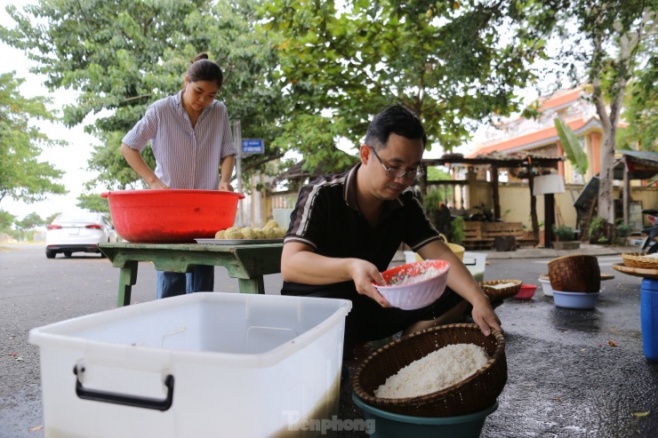 Người dân Đà Nẵng nấu bánh chưng xuyên đêm ủng hộ vùng lũ miền Bắc - 2