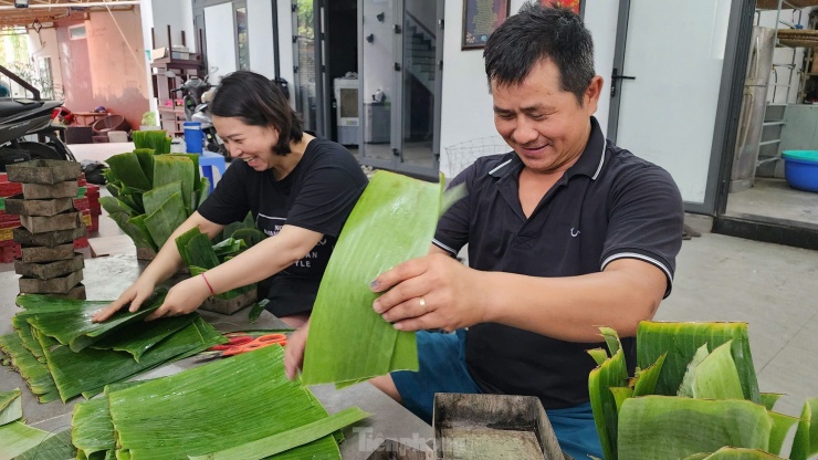 Tại cơ sở nấu bánh chưng truyền thống của anh Nguyễn Quang Nhật (quận Sơn Trà) những ngày này cũng đang tấp nập người cùng nhau hỗ trợ gói bánh chưng để gửi ra miền Bắc.